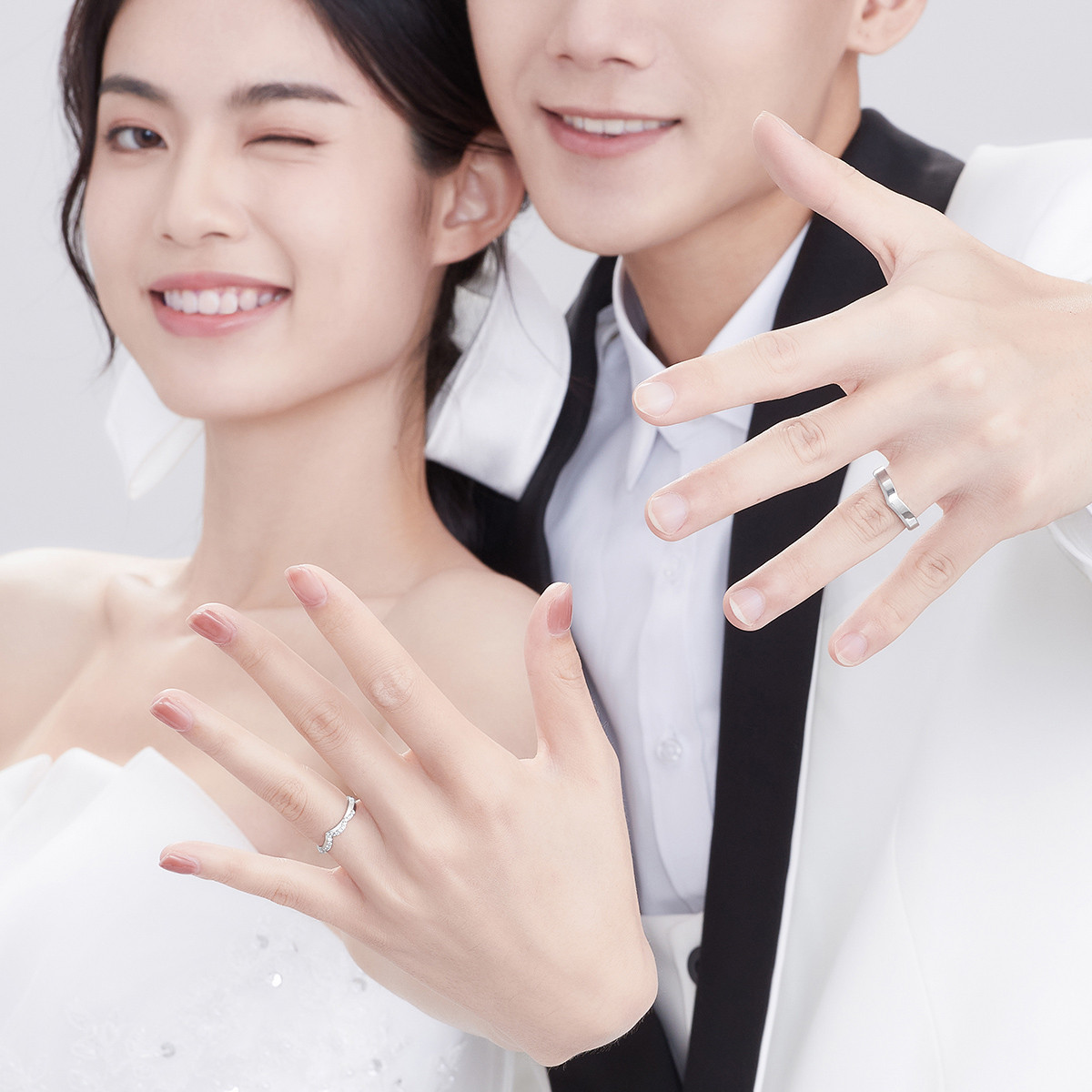 【秒杀】六福珠宝18K金戒指求婚情侣款男女结婚对戒定价WD31765【联系客服补货】【1V1直播看货】