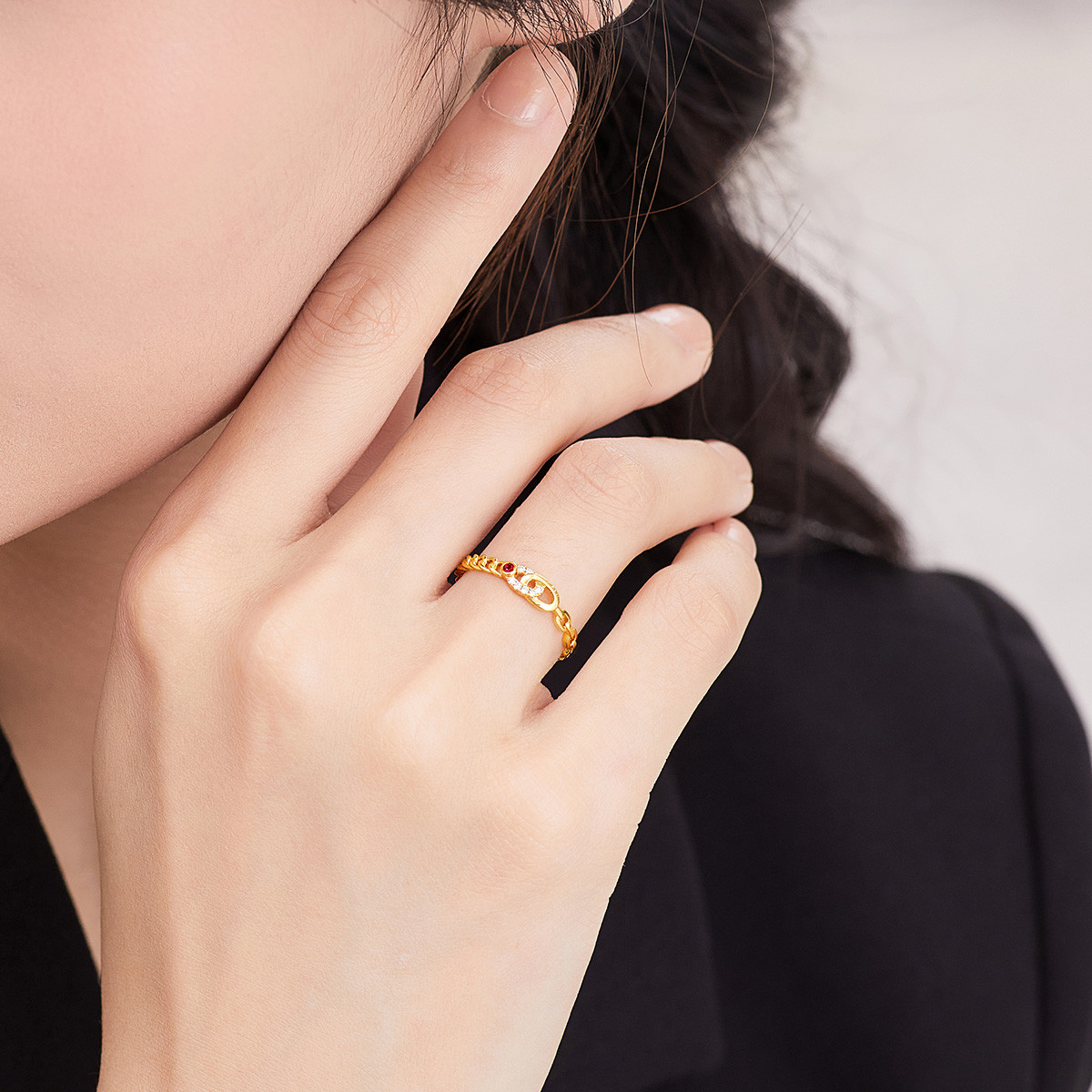 六福珠宝时尚红宝石闭口戒链条18k金钻石戒指女定价cMDSKR0043Y【联系客服补货】