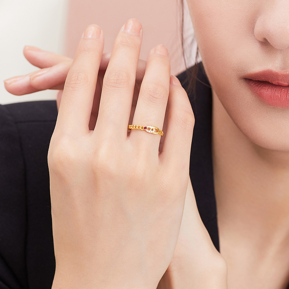 六福珠宝时尚红宝石闭口戒链条18k金钻石戒指女定价cMDSKR0043Y【联系客服补货】