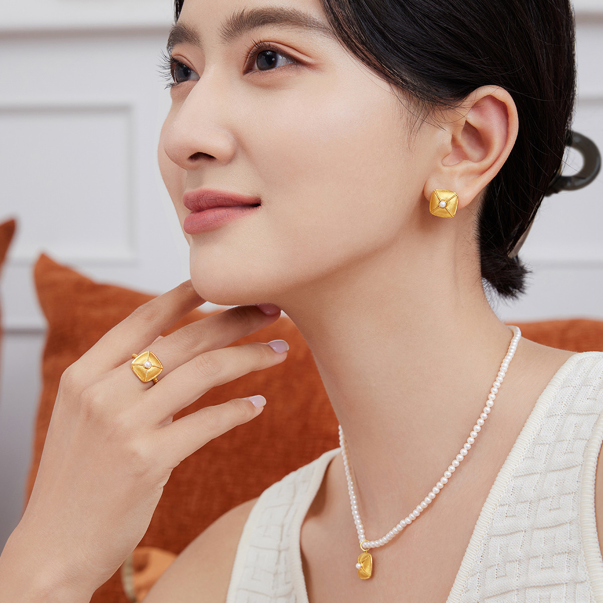 六福珠宝丝绸金小方包黄金戒指镶珍珠女足金开口计价L07TBGR0023【联系客服补货】