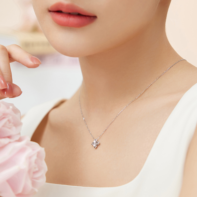  六福珠宝嫣然繁花18k金天然钻石项链吊坠套链定价32871A【联系客服补货】