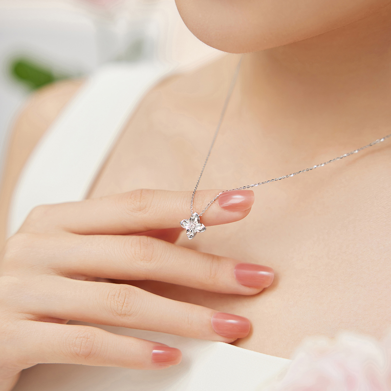  六福珠宝嫣然繁花18k金天然钻石项链吊坠套链定价32871A【联系客服补货】