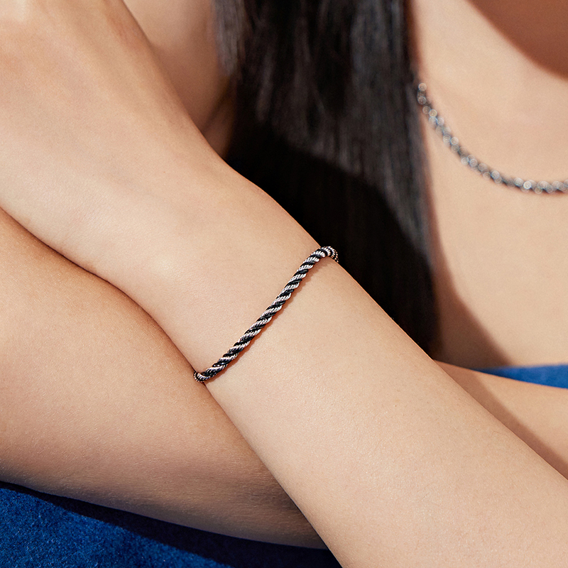 六福珠宝双色铂金手链铂950潮酷扭纹链电黑白金首饰计价GJP0006DS