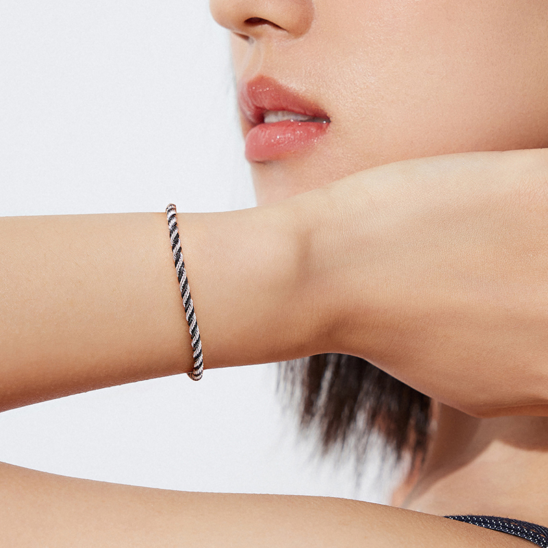 六福珠宝双色铂金手链铂950潮酷扭纹链电黑白金首饰计价GJP0006DS