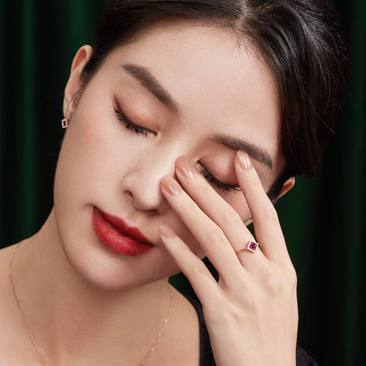 六福珠宝红宝石戒指光面18k金钻戒闭口女戒送礼定价F87DSKR0004R【联系客服补货】