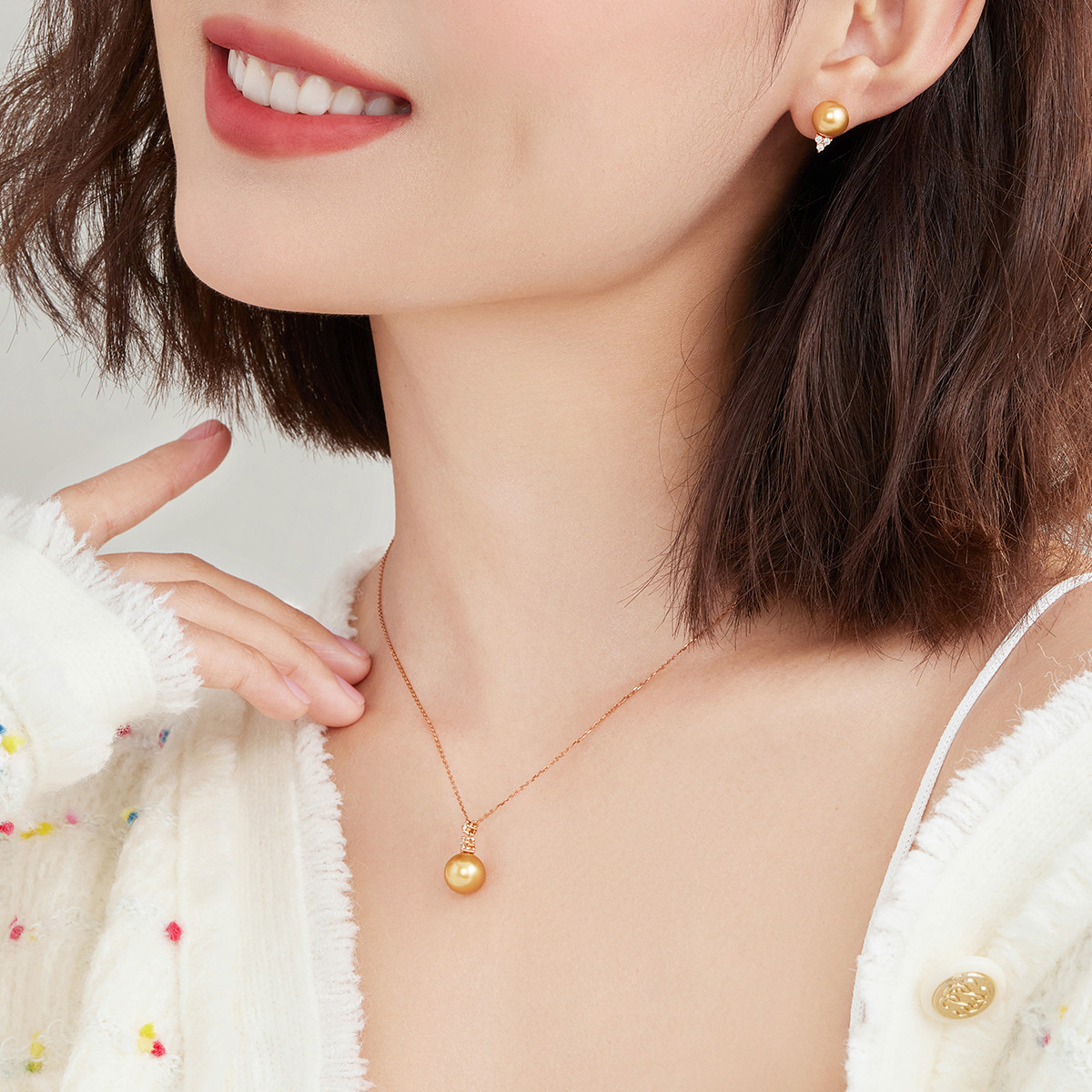 六福珠宝暮色星河海水珍珠耳钉彩金钻石耳环8~8.5mm-G04DSKE0035R【1V1直播看货】