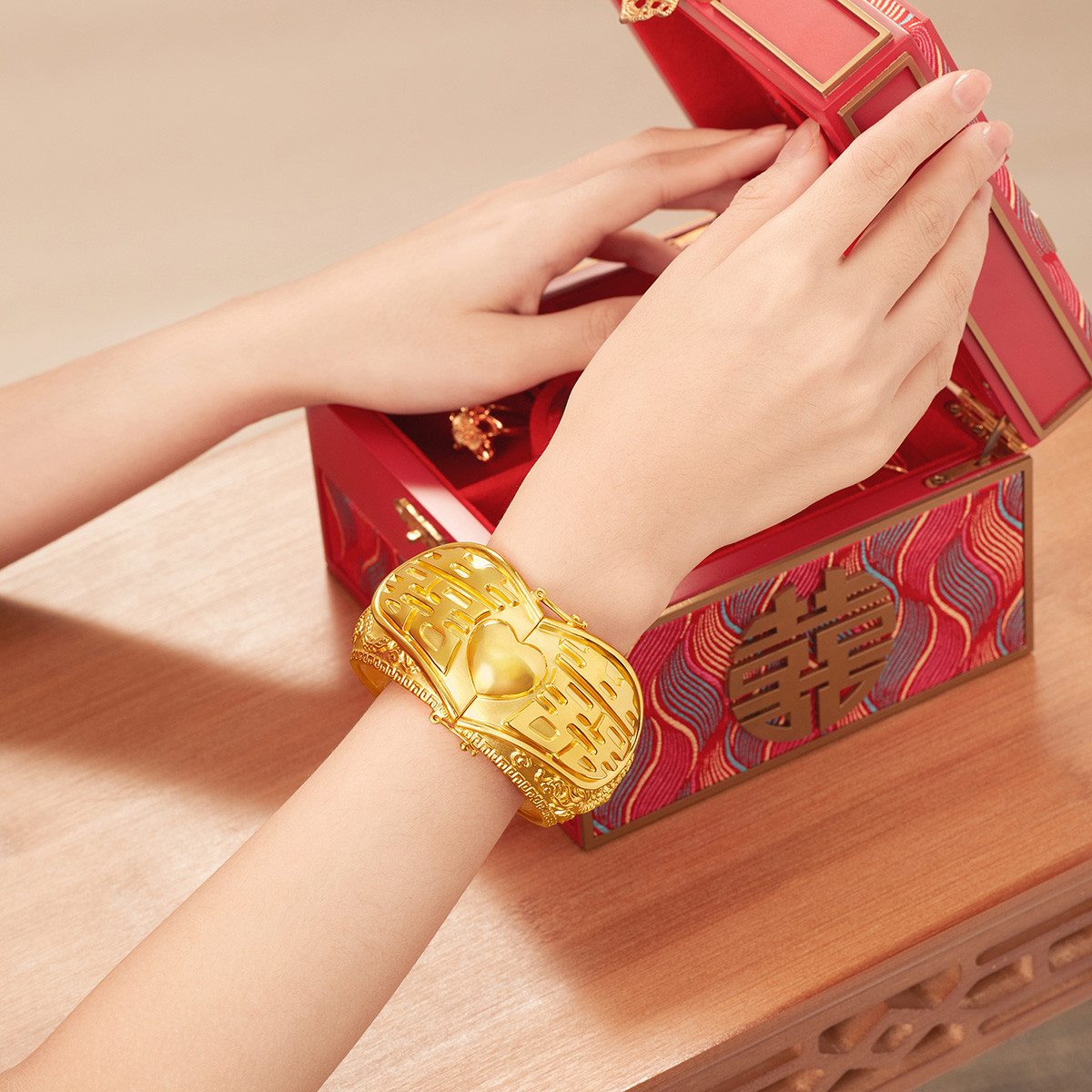 六福珠宝实心黄金手镯女龙凤呈祥足金镯子婚嫁礼计价A03TBGB0021【联系客服补货】