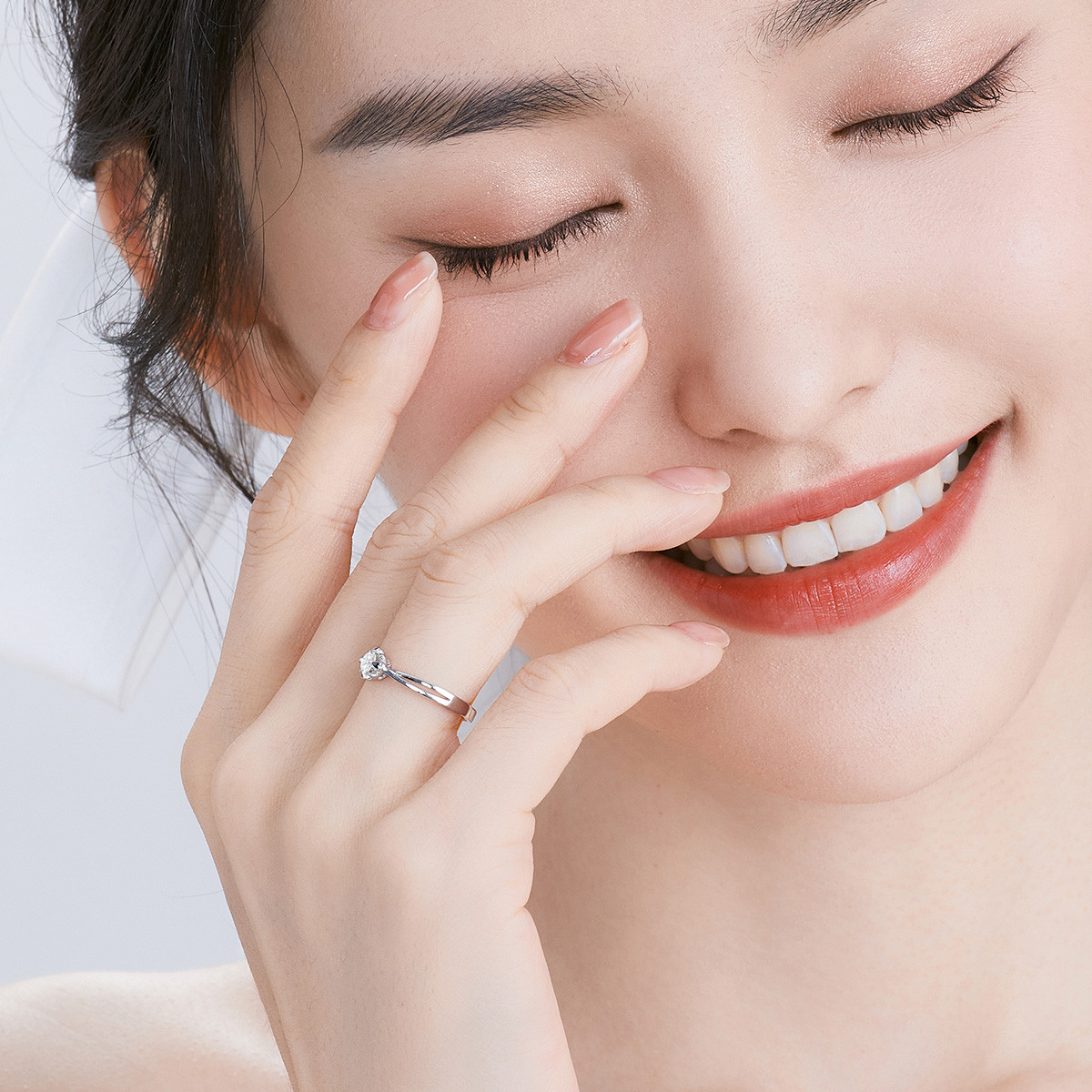 六福珠宝爱很美18K金天然钻石戒指女四爪镶嵌求婚钻戒定价23041【联系客服补货】