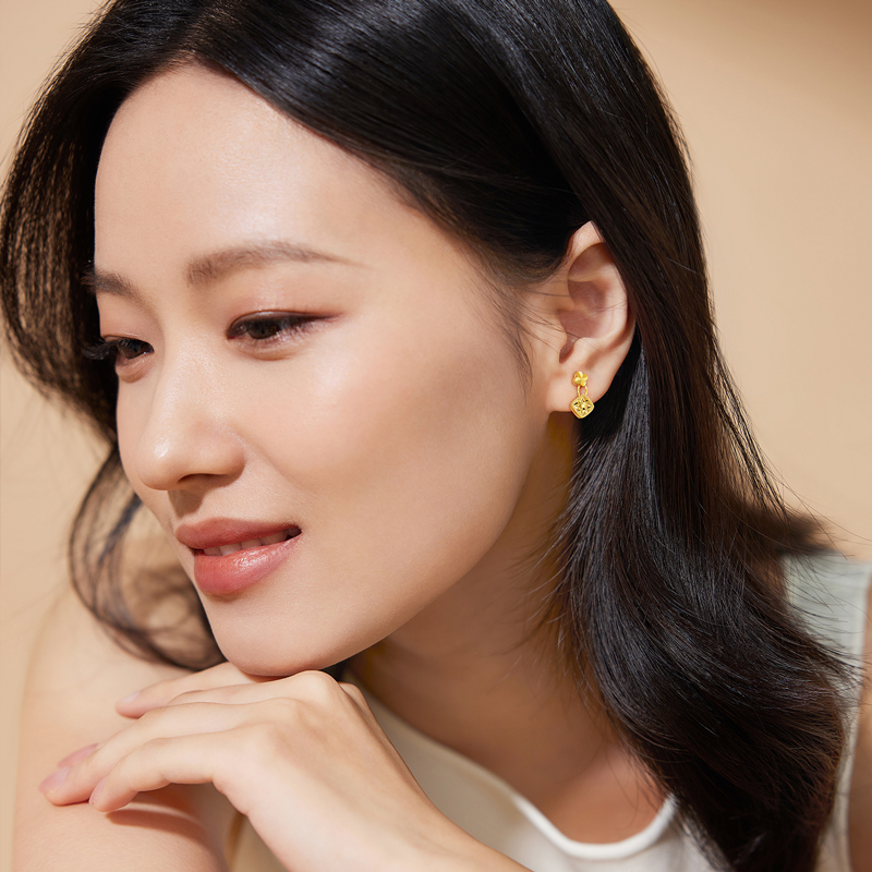 【宠粉馆专款】六福珠宝几何菱方黄金耳钉耳环女闪耀四叶草金耳饰计价GJG0059DS