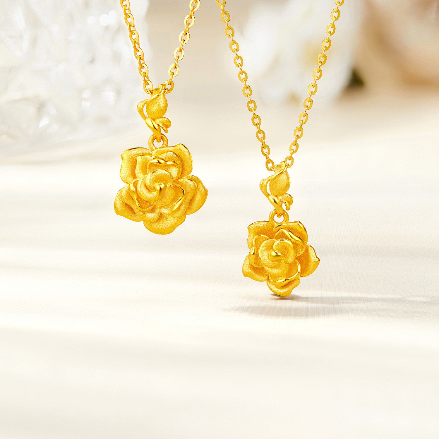 六福珠宝茉莉花黄金吊坠女款日常蝴蝶足金挂坠首饰计价GDG0010DS女神节