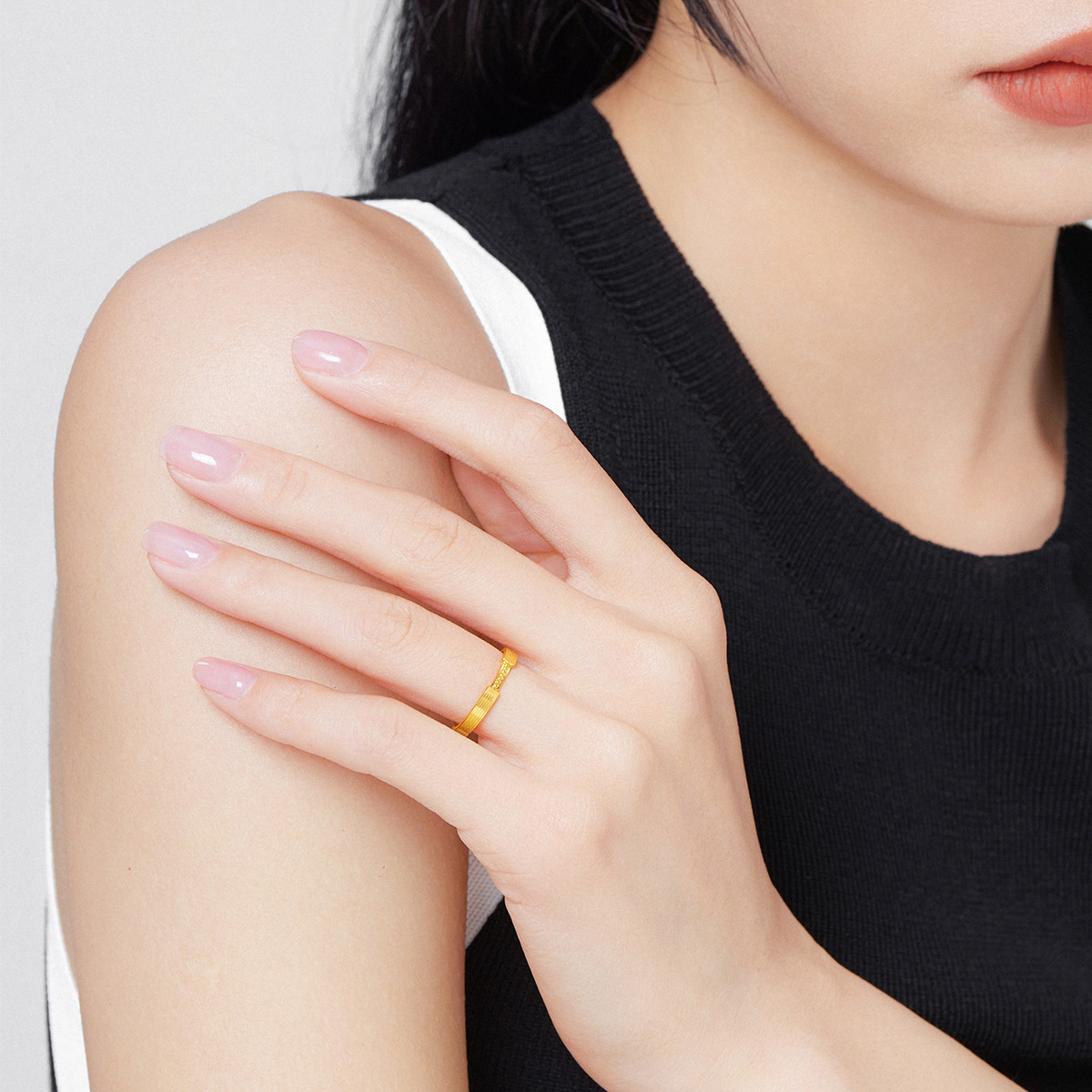 六福珠宝几何实心黄金戒指女个性足金指环可刻字计价GDGTBR0054【联系客服补货】