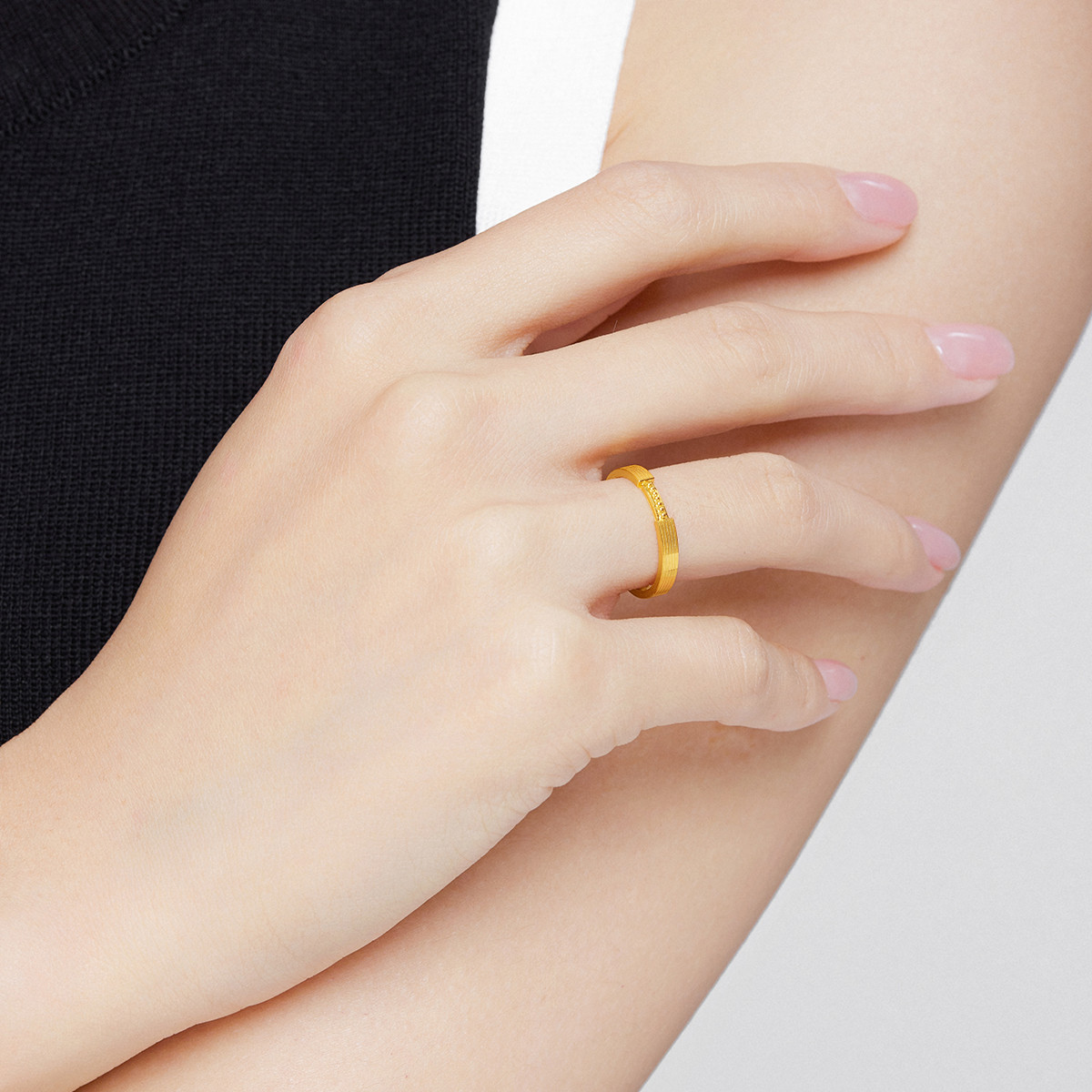 六福珠宝几何实心黄金戒指女个性足金指环可刻字计价GDGTBR0054【联系客服补货】