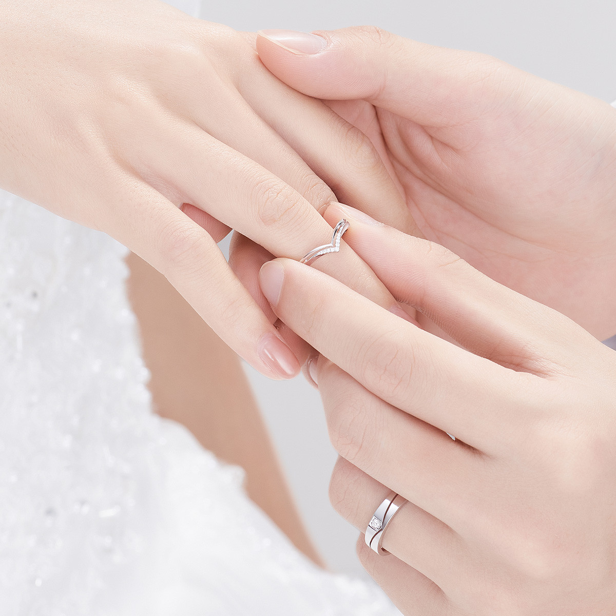 六福珠宝简约18K金钻石戒指闭口男款结婚对戒送礼定价WD31609【联系客服补货】