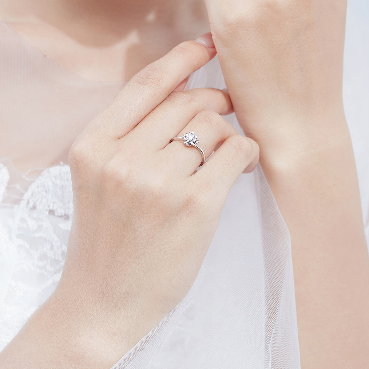 六福珠宝四爪镶车花18k金天然钻石戒指女花型求婚钻戒定价N220【联系客服补货】