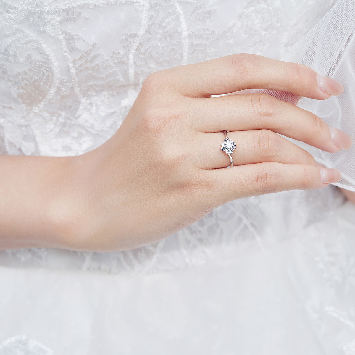 六福珠宝四爪镶车花18k金天然钻石戒指女花型求婚钻戒定价N220【联系客服补货】
