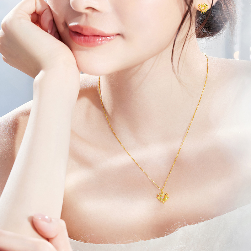 六福珠宝【冰·钻爱心】黄金项链女款炫彩色足金吊坠套链026946NA【联系客服补货】