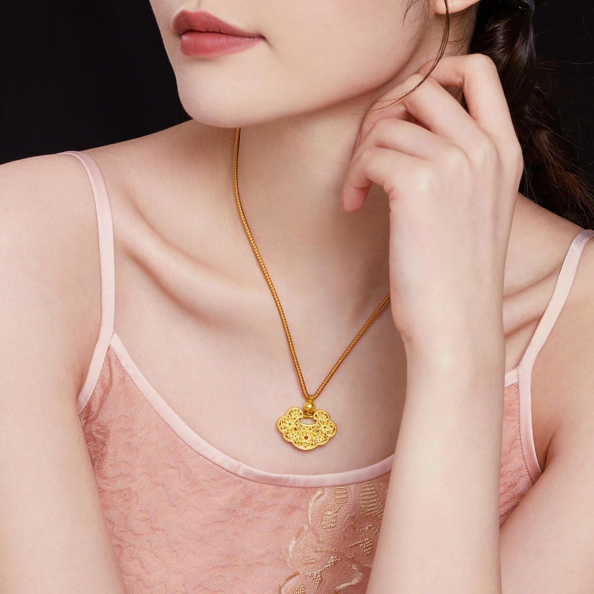 六福珠宝福满传家栀子花开黄金项链古法锁包吊坠计价F41TBGP0015【1V1直播看货】