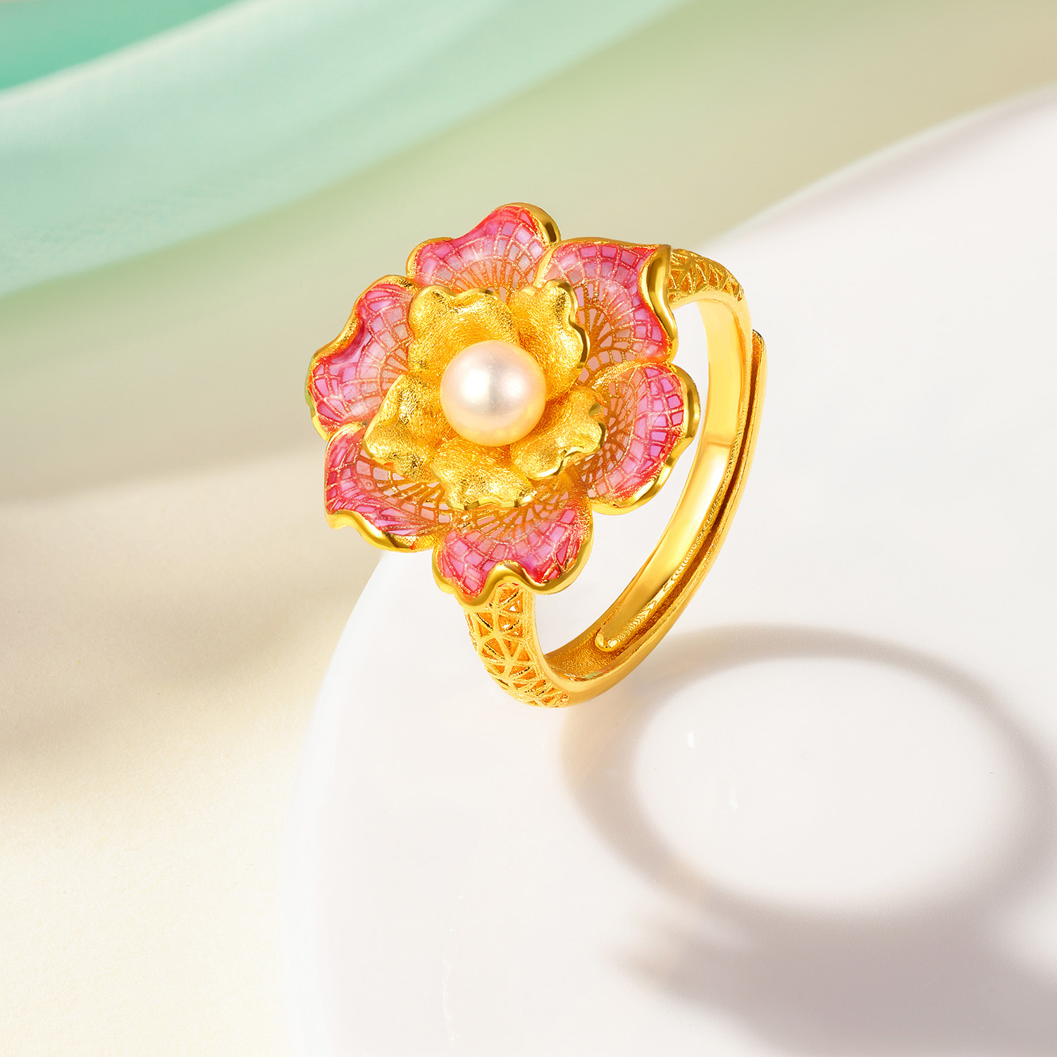 六福珠宝石榴花黄金戒指女款珍珠透窗鎏彩工艺首饰计价F21G0027DS【联系客服补货】