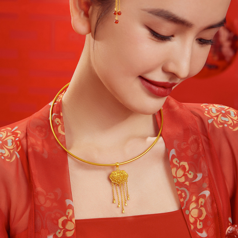 六福珠宝福满传家璎珞黄金吊坠女如意平安锁挂坠计价F41TBGP0004