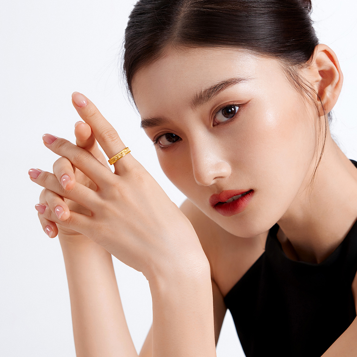 六福珠宝光影金粼光纹黄金戒指女男5G实心情侣对戒计价GJGTBR0014