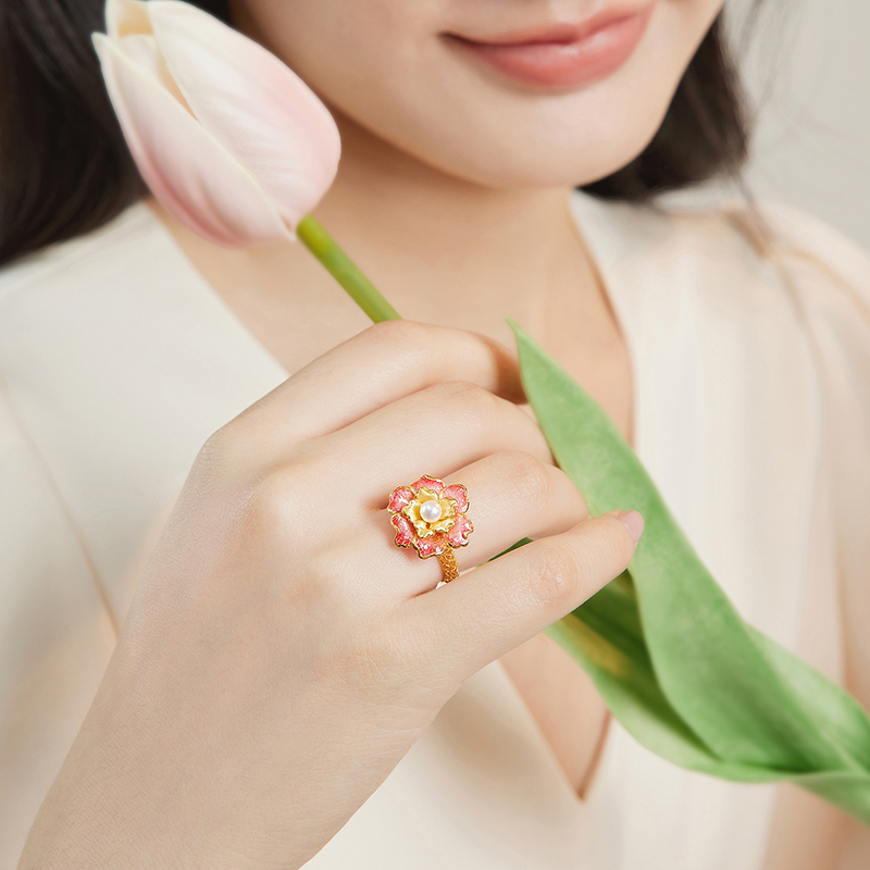 六福珠宝石榴花黄金戒指女款珍珠透窗鎏彩工艺首饰计价F21G0027DS【联系客服补货】