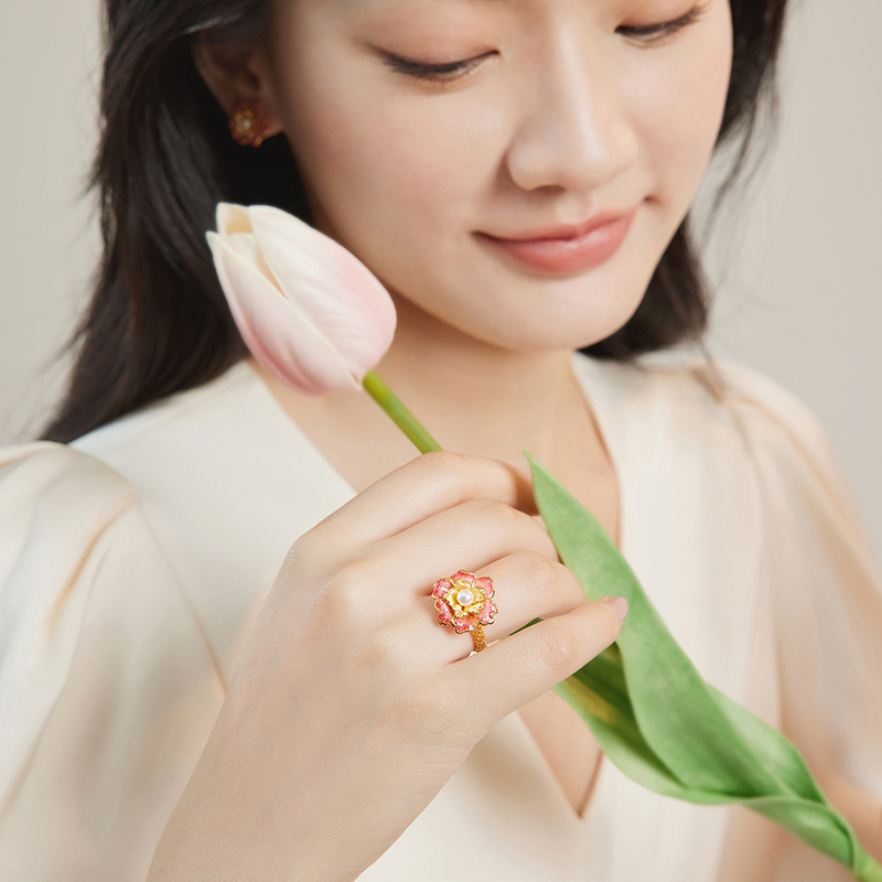 六福珠宝石榴花黄金戒指女款珍珠透窗鎏彩工艺首饰计价F21G0027DS【联系客服补货】