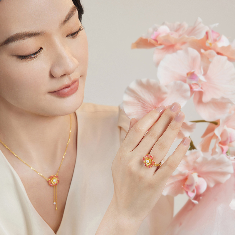 六福珠宝石榴花黄金戒指女款珍珠透窗鎏彩工艺首饰计价F21G0027DS【联系客服补货】