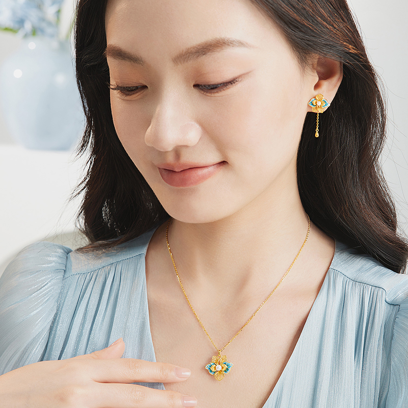 六福珠宝空谷幽兰黄金项链女珍珠鎏彩工艺兰花吊坠计价F21G0028DS