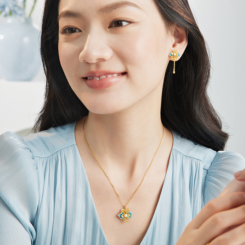 六福珠宝空谷幽兰黄金项链女珍珠鎏彩工艺兰花吊坠计价F21G0028DS