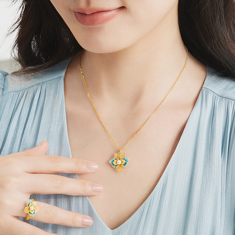 六福珠宝空谷幽兰黄金项链女珍珠鎏彩工艺兰花吊坠计价F21G0028DS