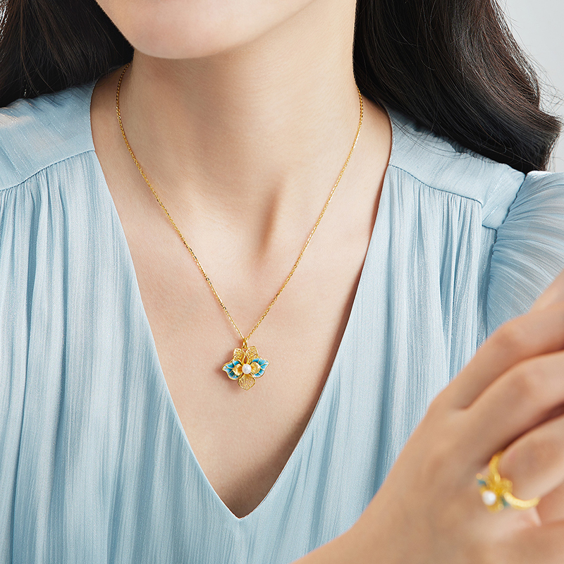 六福珠宝空谷幽兰黄金项链女珍珠鎏彩工艺兰花吊坠计价F21G0028DS