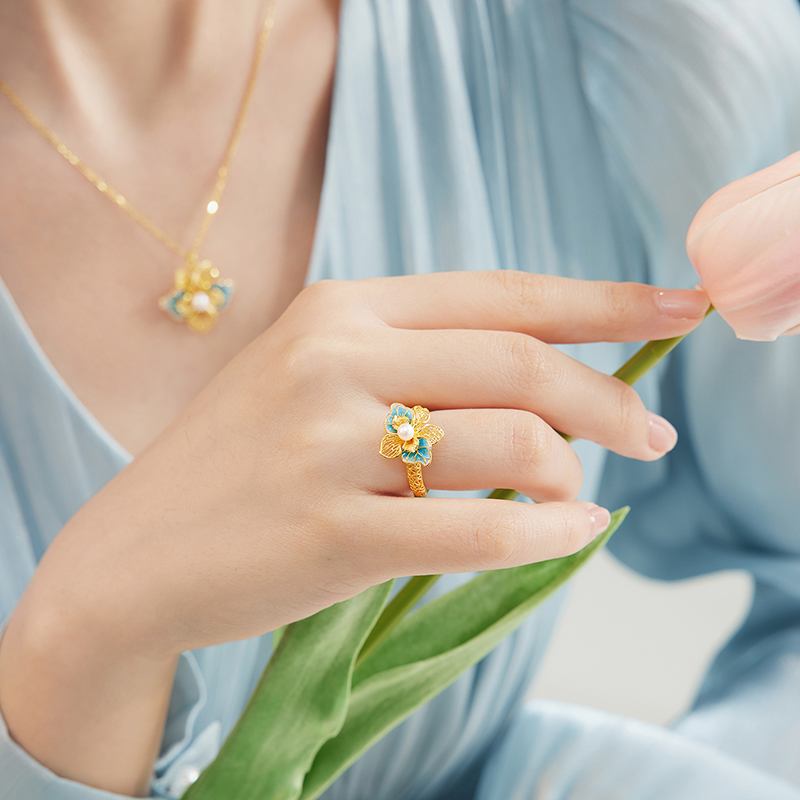 六福珠宝空谷幽兰黄金珍珠透窗鎏彩工艺兰花戒指女计价F21G0030DS