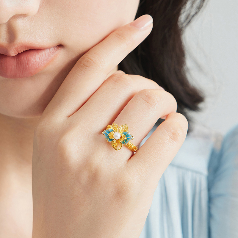 六福珠宝空谷幽兰黄金珍珠透窗鎏彩工艺兰花戒指女计价F21G0030DS