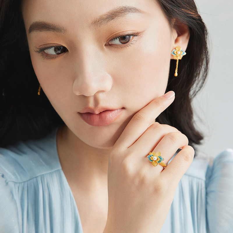 六福珠宝空谷幽兰黄金珍珠透窗鎏彩工艺兰花戒指女计价F21G0030DS