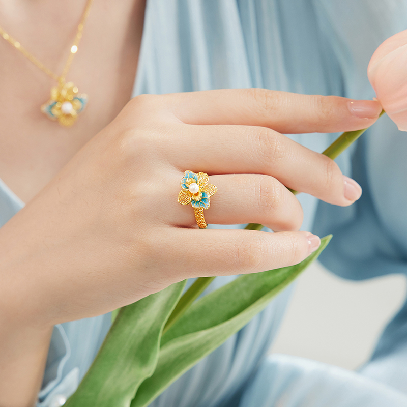 六福珠宝空谷幽兰黄金珍珠透窗鎏彩工艺兰花戒指女计价F21G0030DS