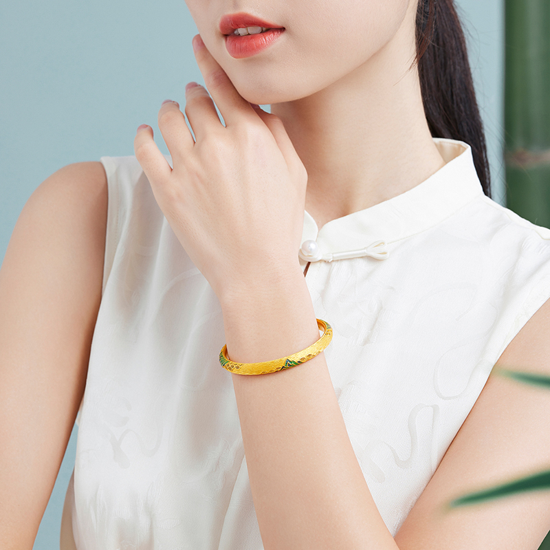 六福珠宝福满传家青山云海黄金手镯女鎏彩金镯子计价A01TBGB0016【视频看货】