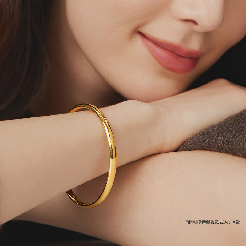 六福珠宝泥鳅背黄金手镯女款光面金饰素圈足金镯子计价F63G0064DS【视频看货】