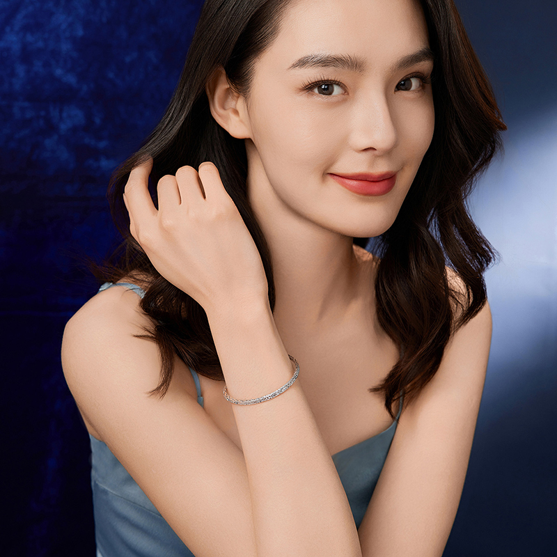 六福珠宝碎碎冰贵妃镯铂金Pt950椭圆形手镯按压扣方便佩戴计价F63P0011DS