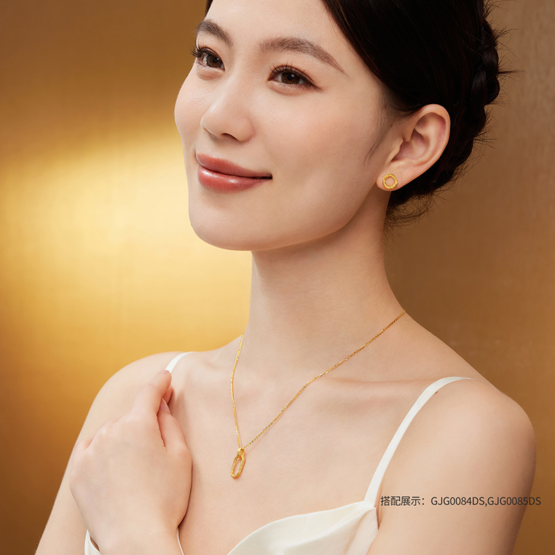 六福珠宝光影双环黄金项链女几何方圆手工编织吊坠计价GJG0084DS