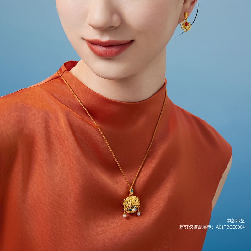 六福珠宝母仪天下一冠凤熙黄金吊坠女手工点羽珍珠计价HEG0034DS母亲节