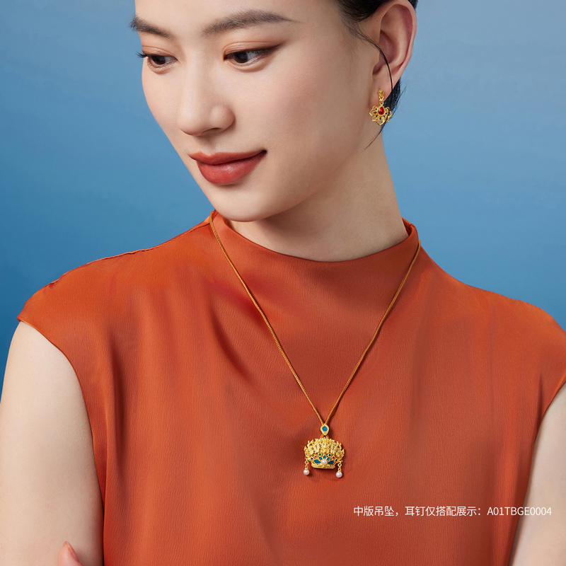 六福珠宝母仪天下一冠凤熙黄金吊坠女手工点羽珍珠计价HEG0034DS母亲节