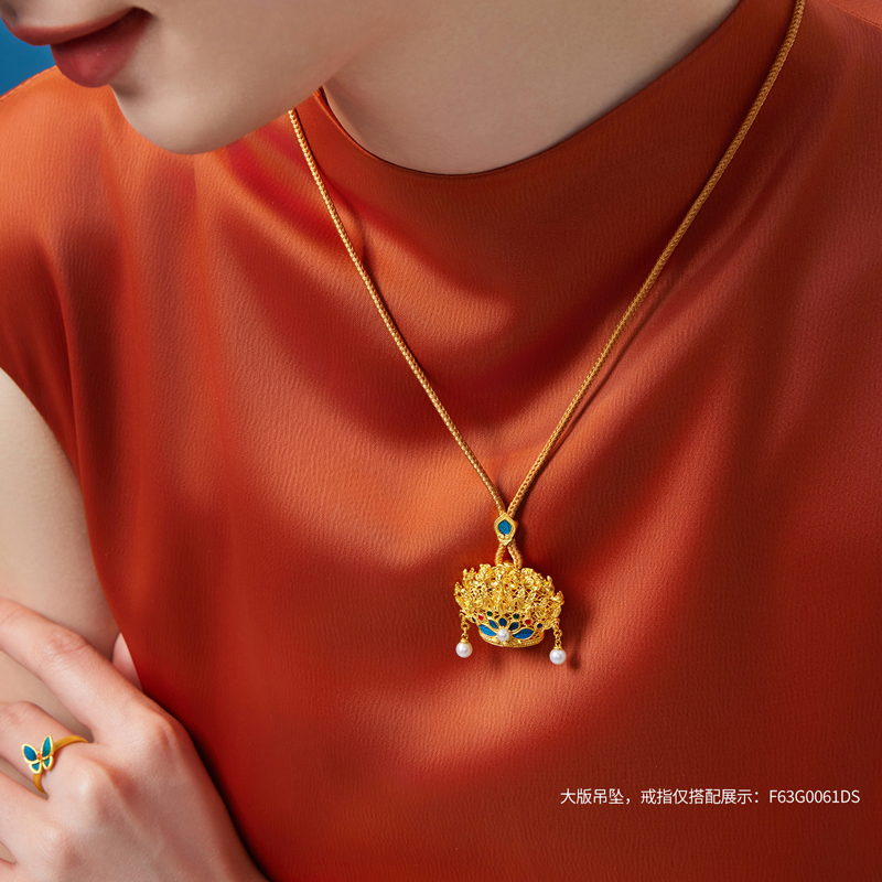 六福珠宝母仪天下一冠凤熙黄金吊坠女手工点羽珍珠计价HEG0034DS母亲节