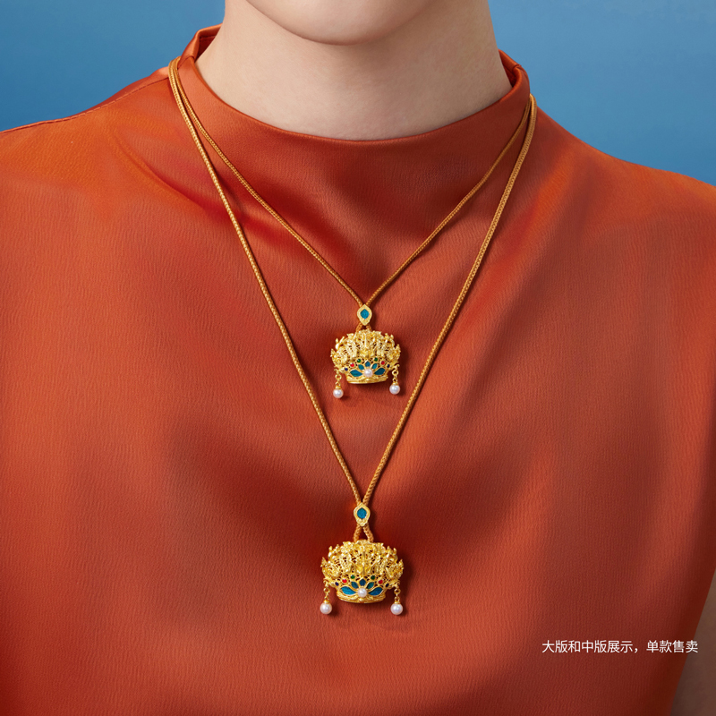 六福珠宝母仪天下一冠凤熙黄金吊坠女手工点羽珍珠计价HEG0034DS母亲节