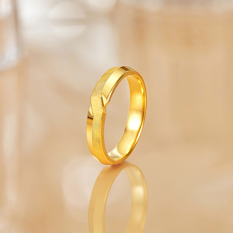 六福珠宝囍爱系列相伴足金戒指男可刻字闭口黄金对戒计价001081MA