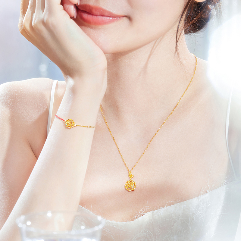 六福珠宝成毅同款冰·钻玫瑰黄金吊坠5G炫彩色足金挂坠029591PB