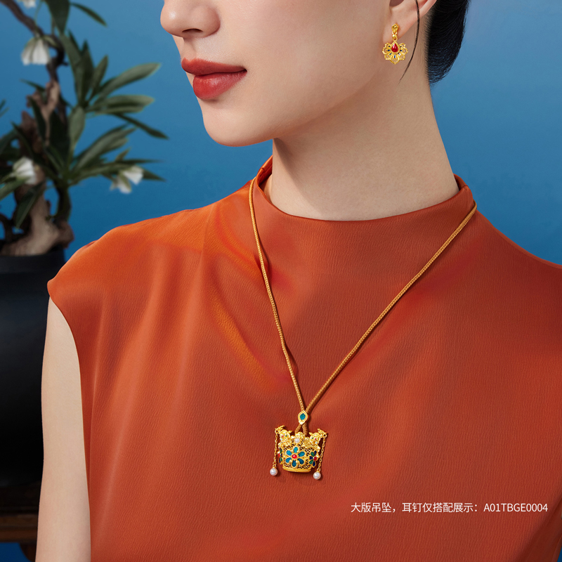 六福珠宝黄金凤冠系列足金吊坠女手工点羽珍珠挂坠计价HEG0035DS