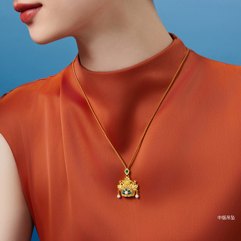 六福珠宝黄金凤冠系列足金吊坠女手工点羽珍珠挂坠计价HEG0033DS