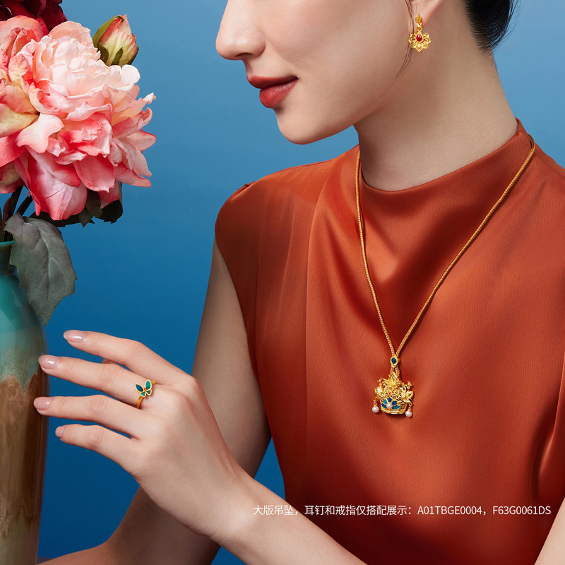 六福珠宝黄金凤冠系列足金吊坠女手工点羽珍珠挂坠计价HEG0033DS