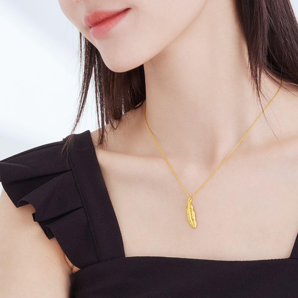  六福珠宝福满传家羽你一起黄金吊坠男女足金羽毛计价F63TBGP0020