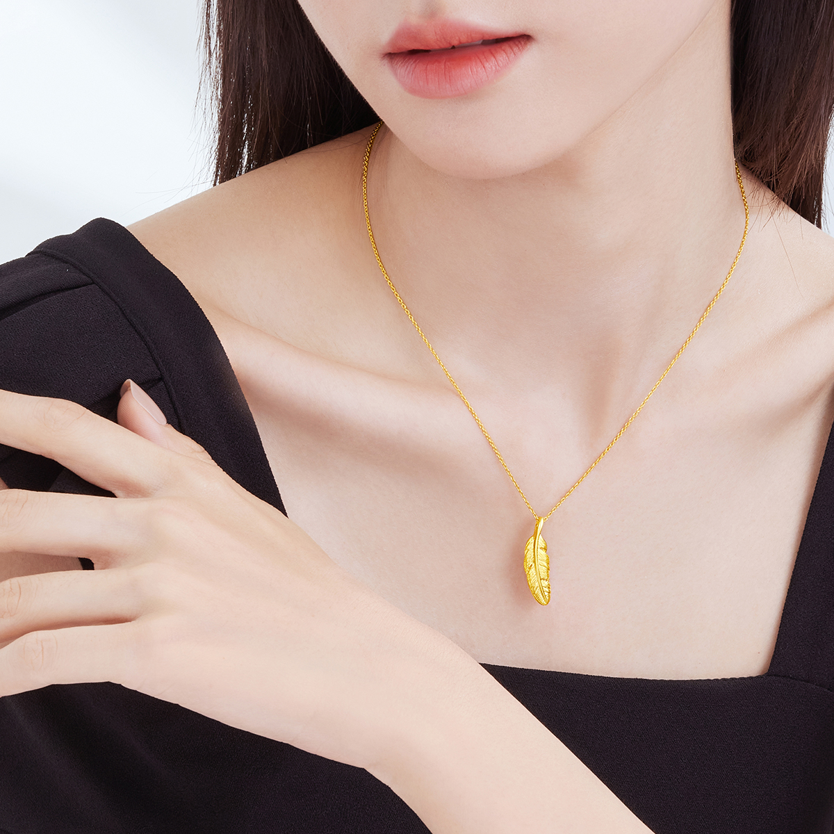  六福珠宝福满传家羽你一起黄金吊坠男女足金羽毛计价F63TBGP0020